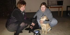 Bara Ildi, a HUMAC Natur AFM® terméktámogatás alapítója, menhelyi dolgozókkal és két kutyával a támogatott állatok segítése érdekében.